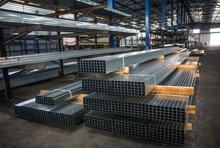 Renforts en acier galvanisé pour profilés de fenêtres en PVC Galvanised Steel Reinforcements for PVC Windows Profiles