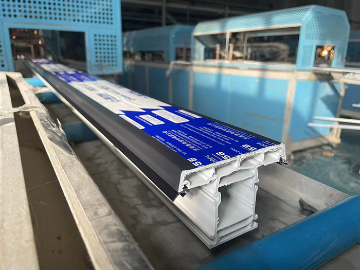 Perfiles de pvc de coextrusión de capa negra blanca de doble color Double color white black layer co-extrusion pvc profiles