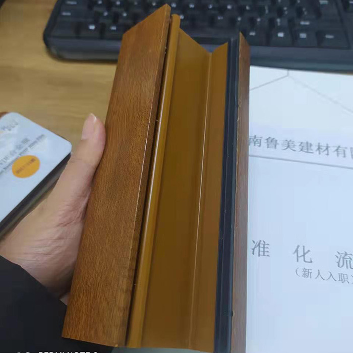 Perfiles blancos para ventanas y puertas.