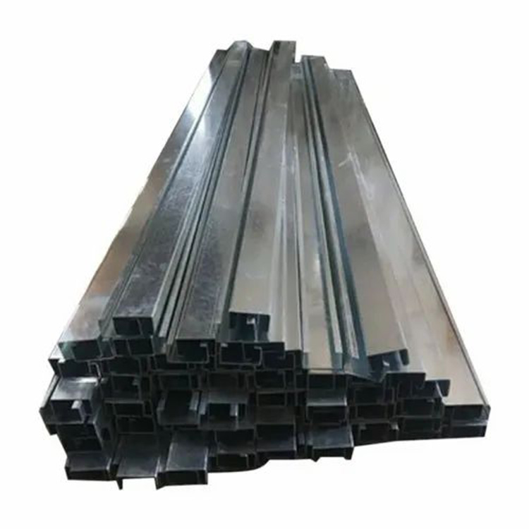 Renforts en acier galvanisé pour profilés de fenêtres en PVC Galvanised Steel Reinforcements for PVC Windows Profiles