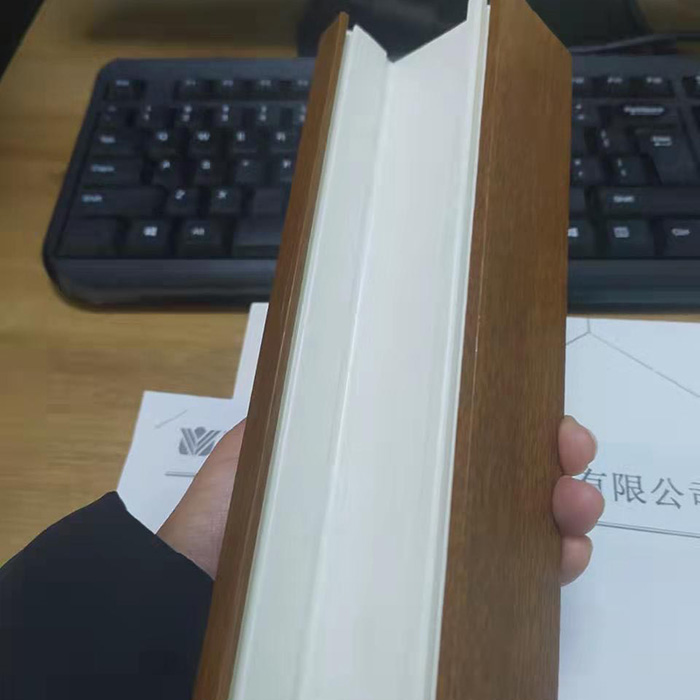 Perfiles blancos para ventanas y puertas.